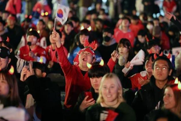 ปีศาจแดงเชียร์ทีมเกาหลีนัดชิงฟุตบอลโลก 2022 กับอุรุกวัย